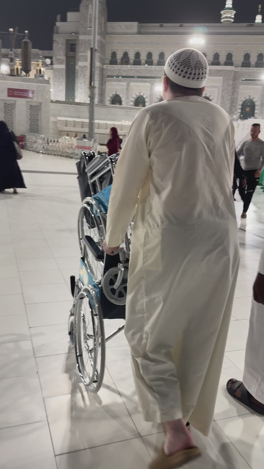 La mia sedia a rotelle a Makkah